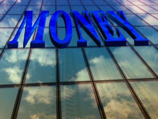 Fensterfront eines Hochhauses mit dem Schriftzug "Money".