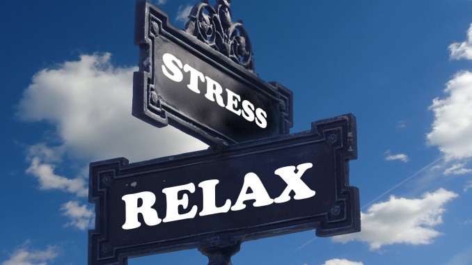 Blaues Straßenschild mit den Worten Stress und Relax.