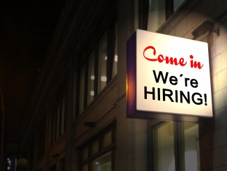 Leuchtreklame mit dem Schriftzug: " Come in We're hiring!