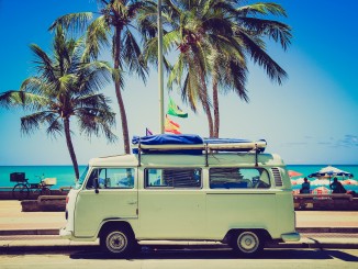 Alter VW-Bus am Strand.