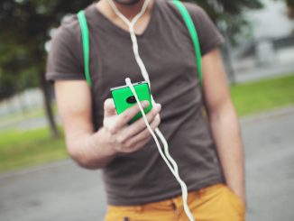 Mann hält Smartphone in der Hand.