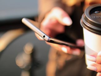Smartphone mit Kaffeebecher
