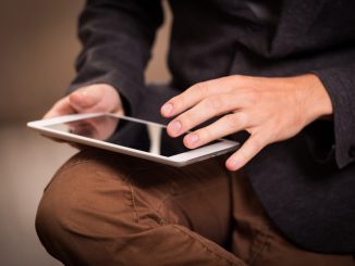 Mann mit Tablet