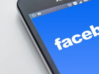 Geöffnete Facebook-App auf einem Smartphone