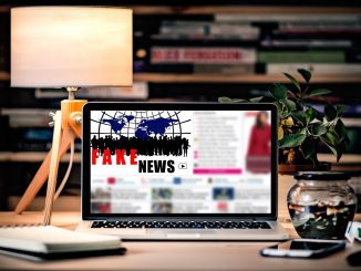 Notebook-Display Fake News