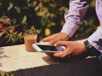 Mann schreibt Nachricht mit dem Smartphone