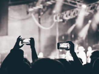 Menschen filmen Konzert mit Smartphone